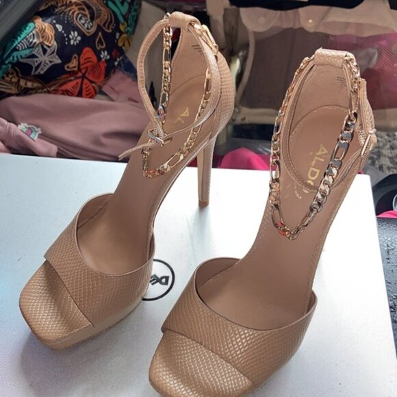 Aldo size 7.5 Tan Cream Heels with Golden chain - Picture 4 of 8